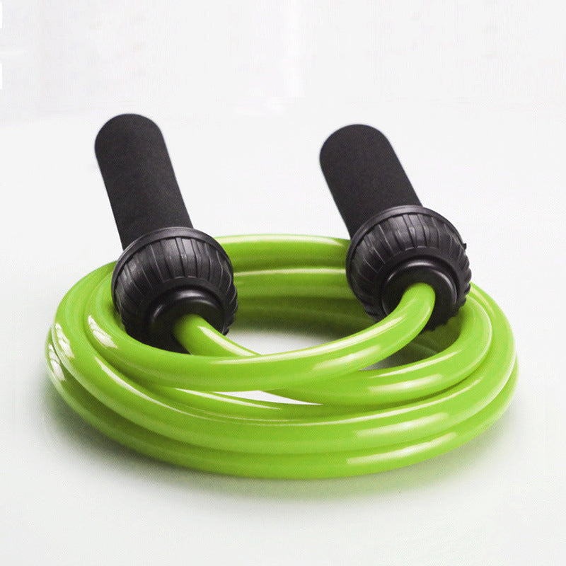 Corde à sauter lestée VELNOX Fitness™ Power Weighted Jump Rope de marque ggg, avec poignées en plastique et câble robuste.